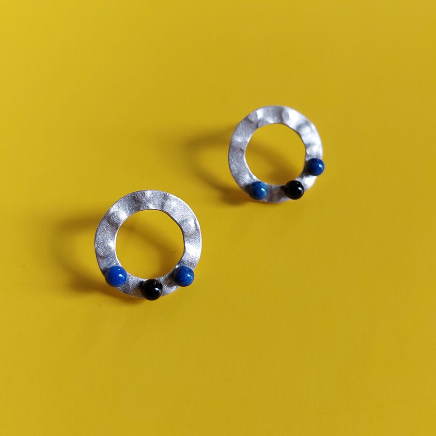 Ohrstecker aus 925er Silber - ziseliert, Onyxkugeln, Lapiskugeln